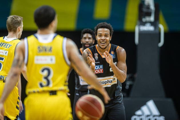 Basketball Berlin 30.05.2021 1. Bundesliga easyCredit BBL Saison 2020 2021 Playoffs Halbfinale Spiel 1 Alba Berlin - ratiopharm Ulm Troy Caupain (Ulm, No.23) Peyton Siva (Alba Berlin, No.03)