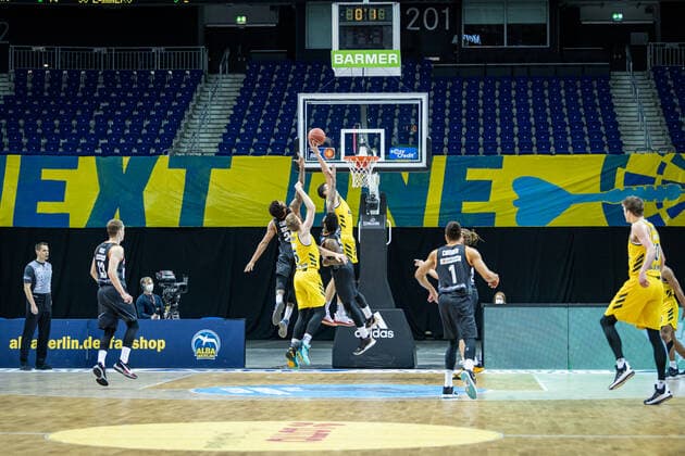Basketball Berlin 30.05.2021 1. Bundesliga easyCredit BBL Saison 2020 2021 Playoffs Halbfinale Spiel 1 Alba Berlin - ratiopharm Ulm Simone Fontecchio (Alba Berlin, No.20) verpasst den tipp in 0,1 Sekunden vor dem Ende