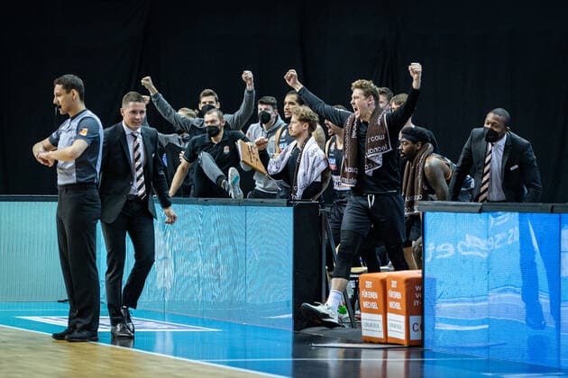 Basketball Berlin 30.05.2021 1. Bundesliga easyCredit BBL Saison 2020 2021 Playoffs Halbfinale Spiel 1 Alba Berlin - ratiopharm Ulm Jubel Ulm nach dem Sieg Patrick Heckmann (Ulm, No.33) und andere