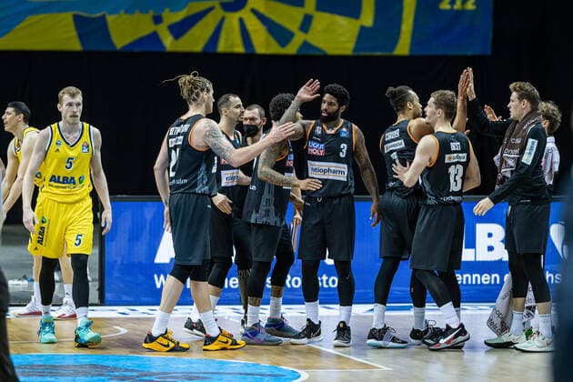 Basketball Berlin 30.05.2021 1. Bundesliga easyCredit BBL Saison 2020 2021 Playoffs Halbfinale Spiel 1 Alba Berlin - ratiopharm Ulm Jubel Ulm Dylan Osetkowski (Ulm, No.21) Cameron Clark (Ulm, No.03) und andere