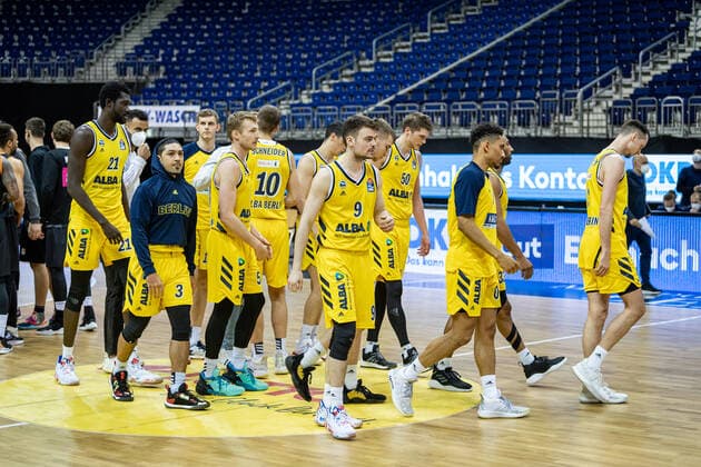 Basketball Berlin 30.05.2021 1. Bundesliga easyCredit BBL Saison 2020 2021 Playoffs Halbfinale Spiel 1 Alba Berlin - ratiopharm Ulm niedergeschlagene Alba Spieler