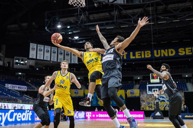 Basketball Berlin 30.05.2021 1. Bundesliga easyCredit BBL Saison 2020 2021 Playoffs Halbfinale Spiel 1 Alba Berlin - ratiopharm Ulm Peyton Siva (Alba Berlin, No.03) Troy Caupain (Ulm, No.23)