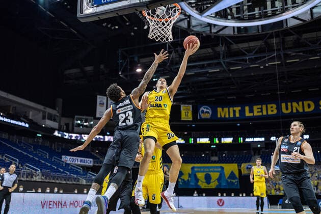 Sport Bilder des Tages Basketball Berlin 30.05.2021 1. Bundesliga easyCredit BBL Saison 2020 2021 Playoffs Halbfinale Spiel 1 Alba Berlin - ratiopharm Ulm Simone Fontecchio (Alba Berlin, No.20) Troy Caupain (Ulm, No.23)
