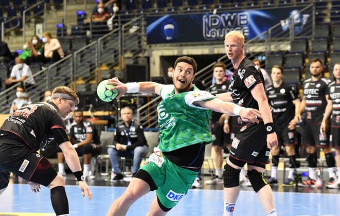 Handball, Herren, Saison 2020 2021, 1. Bundesliga (32. Spieltag), Füchse Berlin - HC Erlangen, v. l. Jan Schäffer (HC Erlangen), Mijajlo Marsenic (Füchse Berlin), Sebastian Firnhaber (HC Erlangen), 30.05. 2021, Copyright: xSebastianxRäppoldx xMatthiasxKox