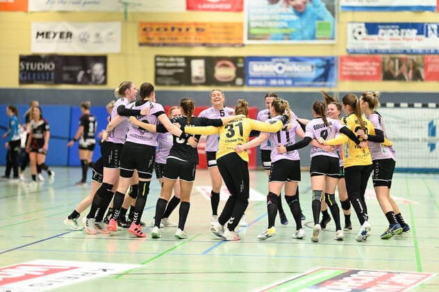 Bilder des Jahres 2021, Sport 05 Mai Sport Themen der Woche KW21 Sport Bilder des Tages Handball I 1. HBF I Relegation I HL Buchholz 08-Rosengarten - Fuechse Berlin I 30.05.2021 Jubel nach dem Spiel bei den Fuechse Berlin (Spreefuexxe) *** Handball I 1 HBF I Relegation I HL Buchholz 08 Rosengarten Fuechse Berlin I 30 05 2021 Cheering after the game at the Fuechse Berlin Spreefuexxe Copyright: xBEAUTIFULxSPORTS Schlikisx