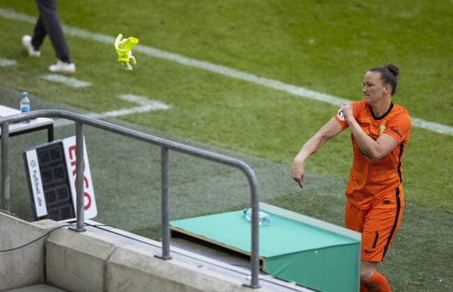 Torhüter Almuth Schult (Wob) sieht für Foul an Lara Prasnikar (Fra) die rote Karte und schleudert ihre Handschuhe weg Eintracht Frankfurt - VfL Wolfsburg Frauen DFB-Pokal Finale Köln, 30.05.2021, Fussball, Saison 2020 21 Foto: Moritz Müller