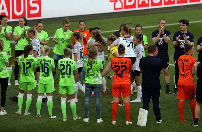 30.05.2021, xmkx, Fussball DFB Pokal Finale Damen, Eintracht Frankfurt - VfL Wolfsburg emspor, v.l. Janina Hechler (Eintracht Frankfurt Frauen), Cara Boesl (Eintracht Frankfurt Frauen) traegt Tanja Pawollek (Eintracht Frankfurt Frauen) zur Medaillenuebergabe (DFL DFB REGULATIONS PROHIBIT ANY USE OF PHOTOGRAPHS as IMAGE SEQUENCES and or QUASI-VIDEO) Koeln
