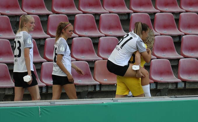 30.05.2021, xmkx, Fussball DFB Pokal Finale Damen, Eintracht Frankfurt - VfL Wolfsburg emspor, v.l. Camila Kuever (Eintracht Frankfurt Frauen), Janina Hechler (Eintracht Frankfurt Frauen), Cara Boesl (Eintracht Frankfurt Frauen) traegt Tanja Pawollek (Eintracht Frankfurt Frauen) zur Medaillenuebergabe (DFL DFB REGULATIONS PROHIBIT ANY USE OF PHOTOGRAPHS as IMAGE SEQUENCES and or QUASI-VIDEO) Koeln