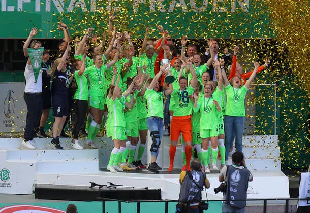 30.05.2021, xdcx, Fussball Frauen DFB-Pokalfinale 2021 in Köln, Eintracht Frankfurt - VfL Wolfsburg, Rhein-Energie-Stadion, v.l., Wolfsburg feiert den Pokalsieg und stemmt den Pokal in die Luft DFL DFB REGULATIONS PROHIBIT ANY USE OF PHOTOGRAPHS AS IMAGE SEQUENCES AND OR QUASI-VIDEO. Copyright: HMBxMedia Claus