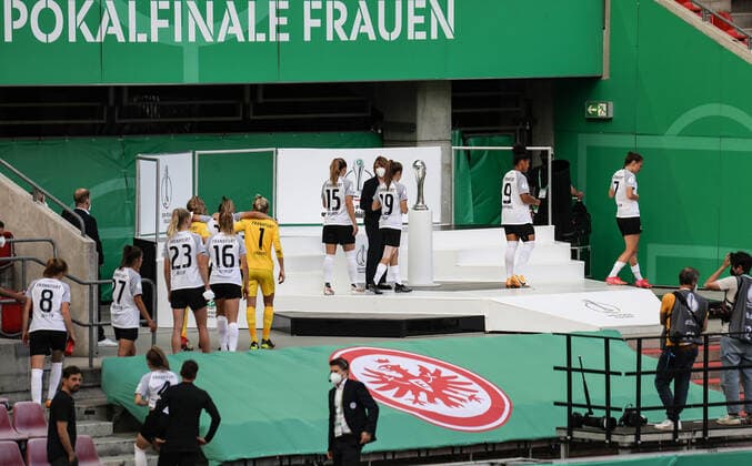 30.05.2021, xmkx, Fussball DFB Pokal Finale Damen, Eintracht Frankfurt - VfL Wolfsburg emspor, v.l. Cara Boesl (Eintracht Frankfurt Frauen), Tanja Pawollek (Eintracht Frankfurt Frauen), Merle Frohms (Eintracht Frankfurt Frauen), Sandrine Mauron (Eintracht Frankfurt Frauen), Theresa Panfil (Eintracht Frankfurt Frauen), Shekiera Martinez (Eintracht Frankfurt Frauen) enttaeuscht, enttaeuscht schauend, dissapointed (DFL DFB REGULATIONS PROHIBIT ANY USE OF PHOTOGRAPHS as IMAGE SEQUENCES and or QUASI-VIDEO) Koeln