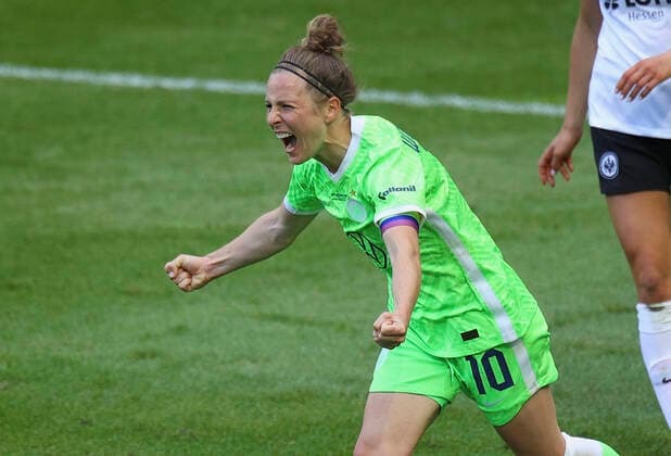 30.05.2021, xdcx, Fussball Frauen DFB-Pokalfinale 2021 in Köln, Eintracht Frankfurt - VfL Wolfsburg, Rhein-Energie-Stadion, v.l., Svenja Huth (VfL Wolfsburg) jubelt über den Pokalsieg DFL DFB REGULATIONS PROHIBIT ANY USE OF PHOTOGRAPHS AS IMAGE SEQUENCES AND OR QUASI-VIDEO. Copyright: HMBxMedia Claus