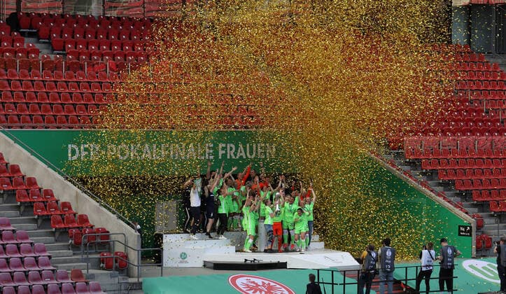 30.05.2021, xmkx, Fussball DFB Pokal Finale Damen, Eintracht Frankfurt - VfL Wolfsburg emspor, v.l. Alexandra Popp (VfL Wolfsburg), Almuth Schult (VfL Wolfsburg) und Team bei der Pokaluebergabe (DFL DFB REGULATIONS PROHIBIT ANY USE OF PHOTOGRAPHS as IMAGE SEQUENCES and or QUASI-VIDEO) Koeln