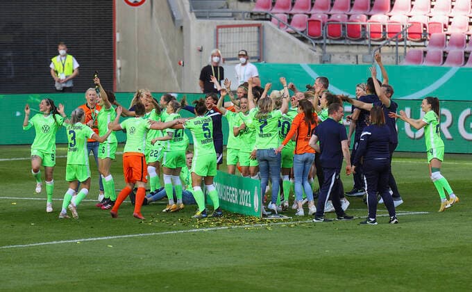 30.05.2021, xdcx, Fussball Frauen DFB-Pokalfinale 2021 in Köln, Eintracht Frankfurt - VfL Wolfsburg, Rhein-Energie-Stadion, v.l., Wolfsburg feiert den Pokalsieg DFL DFB REGULATIONS PROHIBIT ANY USE OF PHOTOGRAPHS AS IMAGE SEQUENCES AND OR QUASI-VIDEO Copyright: HMBxMedia Claus