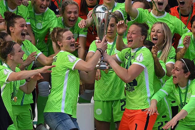 Koeln, Rheinenergiestadion, 30.05.21, GER, Damen, DFB-Pokalfinale der Frauen, Saison 2020-2021, Eintracht Frankfurt - VfL Wolfsburg Bild: Mannschaftsfoto,Gruppenfoto Wolfsburg mit Pokal. v.li. Alexandra Popp (Wolfsburg) und Torhueterin Almuth Schult (Wolfsburg) Nur fuer journalistische Zwecke! Only for editorial use! Gemaess den Vorgaben der DFL Deutsche Fußball Liga ist es untersagt, in dem Stadion und oder vom Spiel angefertigte Fotoaufnahmen in Form von Sequenzbildern und oder videoaehnlichen Fotostrecken zu verwerten bzw. verwerten zu lassen. DFL regulations prohibit any use of photographs as image sequences and or quasi-video. NRW Deutschland