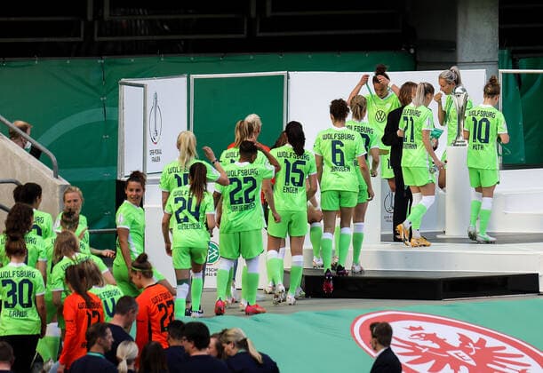 30.05.2021, xmkx, Fussball DFB Pokalfinale Frauen, Eintracht Frankfurt - VfL Wolfsburg v.l. Siegerehrung VfL Wolfsburg (DFL DFB REGULATIONS PROHIBIT ANY USE OF PHOTOGRAPHS as IMAGE SEQUENCES and or QUASI-VIDEO) emspor Koeln