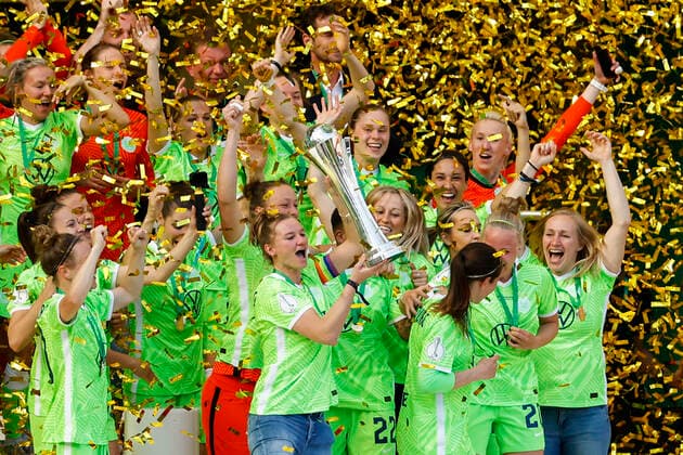 Köln, RheinEnergieStadion, 30.05.21: Alexandra Popp (M) (Wolfsburg) and teammates celebrate the win of the trophy during the final cup match between Eintracht Frankfurt vs. VFL Wolfsburg.