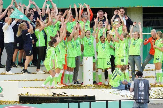 GER, DFB Pokal, 1.FFBL. Eintracht Frankfurt vs VfL Wolfsburg 30.05.2021, Rheinenergie Stadion, Koeln, GER, DFB Pokal, 1.FFBL. Eintracht Frankfurt vs VfL Wolfsburg, im Bild: Siegerehrung Wolfsburg