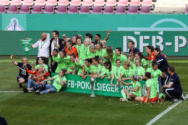 30.05.2021, xmkx, Fussball DFB Pokalfinale Frauen, Eintracht Frankfurt - VfL Wolfsburg v.l. Siegerehrung VfL Wolfsburg, Pokalsieger (DFL DFB REGULATIONS PROHIBIT ANY USE OF PHOTOGRAPHS as IMAGE SEQUENCES and or QUASI-VIDEO) emspor Koeln