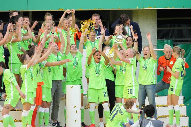 GER, DFB Pokal, 1.FFBL. Eintracht Frankfurt vs VfL Wolfsburg 30.05.2021, Rheinenergie Stadion, Koeln, GER, DFB Pokal, 1.FFBL. Eintracht Frankfurt vs VfL Wolfsburg, im Bild: Siegerehrung Wolfsburg