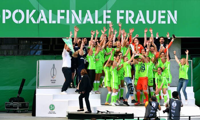 Fussball, Frauen, Deutschland, DFB-Pokal Finale, Saison 2020 2021, Rhein-Energie-Stadion Köln: Eintracht Frankfurt (weiss) - VfL Wolfsburg (grün) 0:1; Jubel VfL Wolfsburg bei der Siegerehrung. Jubel, Freude, Aktion. DFB regulations prohibit any use of photographs as image sequences and or quasi-video. EDITORIAL USE ONLY