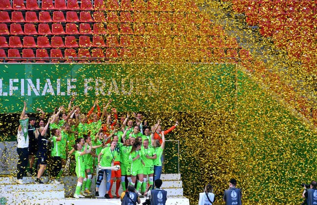 Fussball, Frauen, Deutschland, DFB-Pokal Finale, Saison 2020 2021, Rhein-Energie-Stadion Köln: Eintracht Frankfurt (weiss) - VfL Wolfsburg (grün) 0:1; Jubel VfL Wolfsburg bei der Siegerehrung. Jubel, Freude, Aktion. DFB regulations prohibit any use of photographs as image sequences and or quasi-video. EDITORIAL USE ONLY