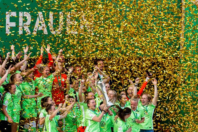 Köln, RheinEnergieStadion, 30.05.21: Alexandra Popp (M) (Wolfsburg) and teammates celebrate the win of the trophy during the final cup match between Eintracht Frankfurt vs. VFL Wolfsburg.