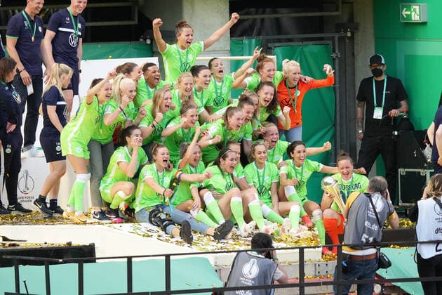 GER, DFB Pokal, 1.FFBL. Eintracht Frankfurt vs VfL Wolfsburg 30.05.2021, Rheinenergie Stadion, Koeln, GER, DFB Pokal, 1.FFBL. Eintracht Frankfurt vs VfL Wolfsburg, im Bild: Siegerehrung Wolfsburg nordphotoxGmBHx xMeuter nph00351