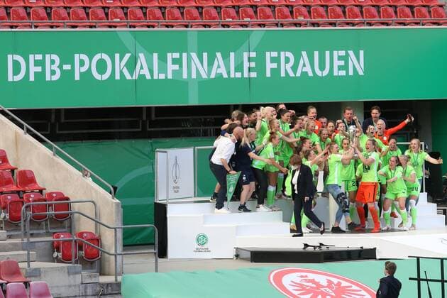 Pokalübergabe an Alexandra Popp (VfL Wolfsburg Frauen, Nr.11) und Torhüterin Almuth Schult (VfL Wolfsburg Frauen, Nr.1) und das Wolfsburger Team , Eintracht Frankfurt Frauen - VfL Wolfsburg Frauen, DFB-Pokalfinale der Frauen 2021, DFB Pokalfinale, Saison 2020 2021, 30.05.2021, -