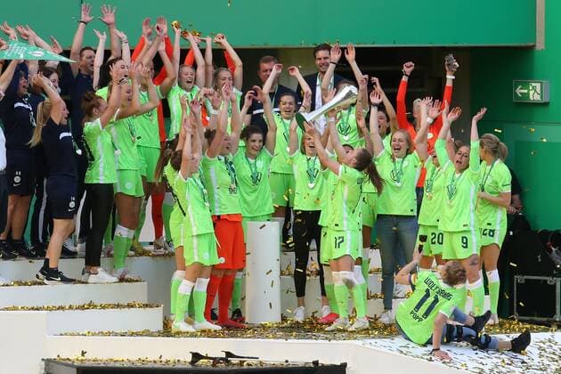 Die Torschützin zum Sieg Ewa Pajor (VfL Wolfsburg Frauen, Nr.17) hebt den Pokal in den Himmel , Eintracht Frankfurt Frauen - VfL Wolfsburg Frauen, DFB-Pokalfinale der Frauen 2021, DFB Pokalfinale, Saison 2020 2021, 30.05.2021, -