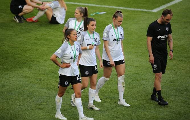 30.05.2021, xcex, GER, Koeln, RheinEnergie Stadion, Fussball, Frauenfussball, Flyeralarm Frauen-Bundesliga, DFB Pokal Frauen Saison 2020 2021, Finale, SGE, VfL, DFB-Pokalfinale Eintracht Frankfurt - VfL Wolfsburg, Enttaeuschung nach der Niederlage bei den frankfurter Spielerinnen, enttaeuscht, niedergeschlagen, traurig, Trauer, Laura Feiersinger, Barbara Dunst, Virginia Kirchberger (SGE) DFL regulations prohibit any use of photographs as image sequences and or quasi-video