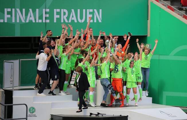 30.05.2021, xcex, GER, Koeln, RheinEnergie Stadion, Fussball, Frauenfussball, Flyeralarm Frauen-Bundesliga, DFB Pokal Frauen Saison 2020 2021, Finale, SGE, VfL, DFB-Pokalfinale Eintracht Frankfurt - VfL Wolfsburg, Jubel bei den Spielerinnen vom VfL Wolfsburg ueber den Sieg und den gewonnenen DFB Pokal, Freude, Emotionen, celebration, Pokaluebergabe, Jubelfoto DFL regulations prohibit any use of photographs as image sequences and or quasi-video