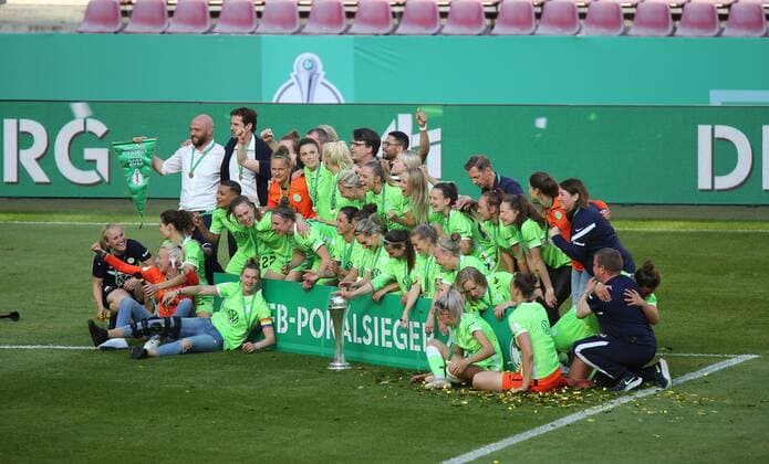 30.05.2021, xcex, GER, Koeln, RheinEnergie Stadion, Fussball, Frauenfussball, Flyeralarm Frauen-Bundesliga, DFB Pokal Frauen Saison 2020 2021, Finale, SGE, VfL, DFB-Pokalfinale Eintracht Frankfurt - VfL Wolfsburg, Jubel bei den Spielerinnen vom VfL Wolfsburg ueber den Sieg und den gewonnenen DFB Pokal, Freude, Emotionen, celebration, Pokaluebergabe, Jubelfoto DFL regulations prohibit any use of photographs as image sequences and or quasi-video