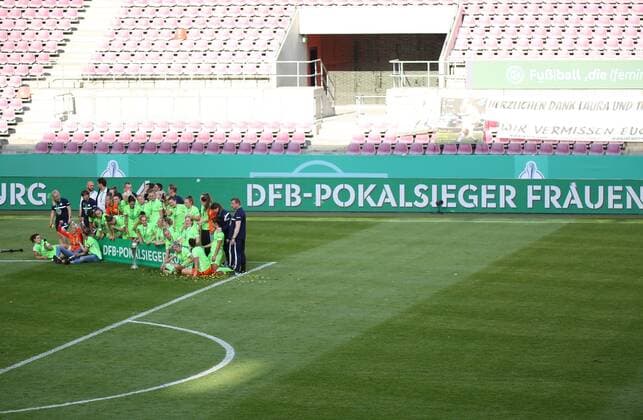 30.05.2021, xcex, GER, Koeln, RheinEnergie Stadion, Fussball, Frauenfussball, Flyeralarm Frauen-Bundesliga, DFB Pokal Frauen Saison 2020 2021, Finale, SGE, VfL, DFB-Pokalfinale Eintracht Frankfurt - VfL Wolfsburg, Jubel bei den Spielerinnen vom VfL Wolfsburg ueber den Sieg und den gewonnenen DFB Pokal, Freude, Emotionen, celebration, Pokaluebergabe, Jubelfoto DFL regulations prohibit any use of photographs as image sequences and or quasi-video