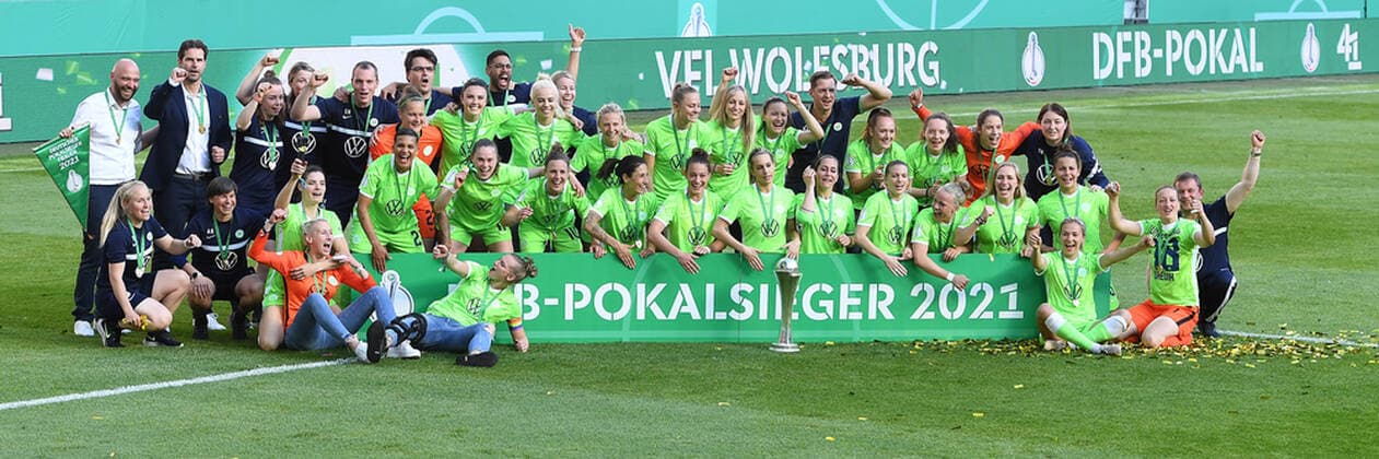 Fußball DFB-Pokal Finale der Frauen Eintracht Frankfurt - VfL Wolfsburg am 30.05.2021 im RheinEnergieStadion in Köln Deutscher Pokalsieger der Frauen 2021: VfL Wolfburg DFB regulations prohibit any use of photographs as image sequences and or quasi-video.