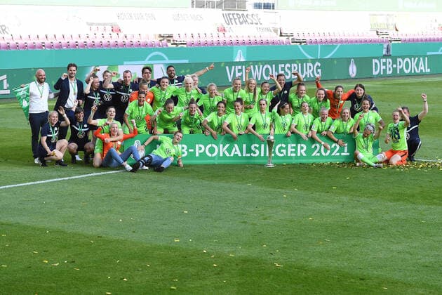 Fußball DFB-Pokal Finale der Frauen Eintracht Frankfurt - VfL Wolfsburg am 30.05.2021 im RheinEnergieStadion in Köln Deutscher Pokalsieger der Frauen 2021: VfL Wolfburg DFB regulations prohibit any use of photographs as image sequences and or quasi-video.