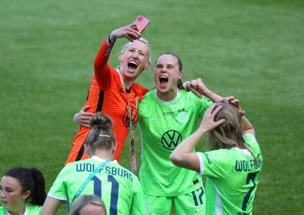 Frankfurt vs. VfL, DFB Pokal Finale Frauen Köln, 30.05.2021, FUßBALL - Eintracht Frankfurt vs.VfL Wolfsburg, DFB Pokal Finale Frauen, Saison 2020 21. Schlussjubel, Torfrau Katarzyna Kiedrzynek (VfL Wolfsburg), Ewa Pajor (VfL Wolfsburg) Köln