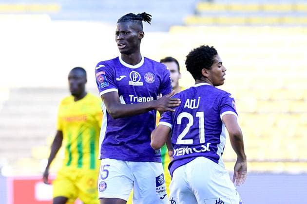 JOIE - FAIR PLAY - 15 VAKOUN ISSOUF BAYO (TOU) - 21 AMINE ADLI (TOU) FOOTBALL : Nantes vs Toulouse - Barrage - Ligue 1 Uber Eats - 30 05 2021 FEP Panoramic 
