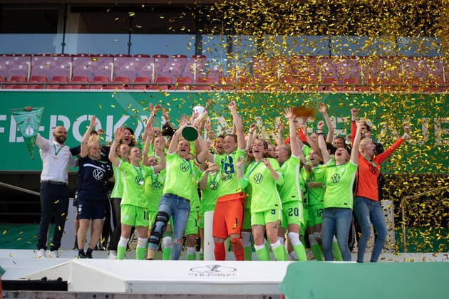 Almuth Schult (VfL Wolfsburg) und Team jubeln ueber den Pokalsieg, GER, Eintracht Frankfurt vs. VfL Wolfsburg, 30.05.2021, Frauen DFB Pokal Finale, Spielzeit 2020 2021 DFB REGULATIONS PROHIBIT ANY USE OF PHOTOGRAPHS AS IMAGE SEQUENCES AND OR QUASI-VIDEO GER, Eintracht Frankfurt vs. VfL Wolfsburg, 30.05.2021, Frauen DFB Pokal Finale, Spielzeit 2020 2021 Koeln Copyright: xEibnerxPressefoto MichaelxMemmlerx EP_MMR