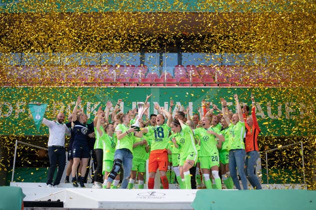Sport Bilder des Tages Almuth Schult (VfL Wolfsburg) und Team jubeln ueber den Pokalsieg, GER, Eintracht Frankfurt vs. VfL Wolfsburg, 30.05.2021, Frauen DFB Pokal Finale, Spielzeit 2020 2021 DFB REGULATIONS PROHIBIT ANY USE OF PHOTOGRAPHS AS IMAGE SEQUENCES AND OR QUASI-VIDEO GER, Eintracht Frankfurt vs. VfL Wolfsburg, 30.05.2021, Frauen DFB Pokal Finale, Spielzeit 2020 2021 Koeln Copyright: xEibnerxPressefoto MichaelxMemmlerx EP_MMR