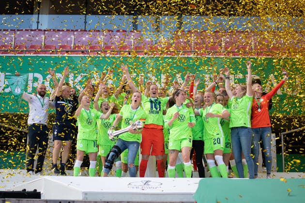 Almuth Schult (VfL Wolfsburg) und Team jubeln ueber den Pokalsieg, GER, Eintracht Frankfurt vs. VfL Wolfsburg, 30.05.2021, Frauen DFB Pokal Finale, Spielzeit 2020 2021 DFB REGULATIONS PROHIBIT ANY USE OF PHOTOGRAPHS AS IMAGE SEQUENCES AND OR QUASI-VIDEO GER, Eintracht Frankfurt vs. VfL Wolfsburg, 30.05.2021, Frauen DFB Pokal Finale, Spielzeit 2020 2021 Koeln Copyright: xEibnerxPressefoto MichaelxMemmlerx EP_MMR