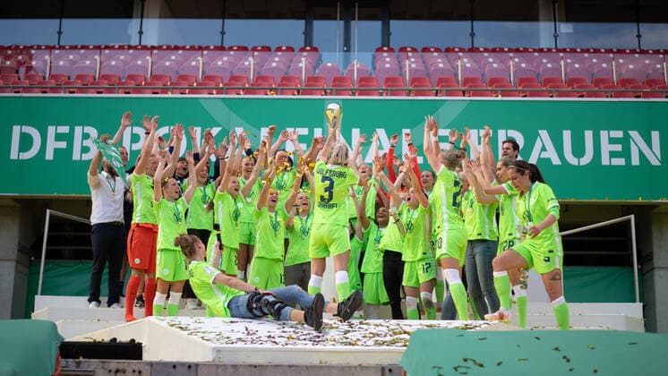 Zsanett Jakabfi (VfL Wolfsburg), Almuth Schult (VfL Wolfsburg) Alexandra Popp (VfL Wolfsburg) und Team jubeln ueber den Pokalsieg, GER, Eintracht Frankfurt vs. VfL Wolfsburg, 30.05.2021, Frauen DFB Pokal Finale, Spielzeit 2020 2021 DFB REGULATIONS PROHIBIT ANY USE OF PHOTOGRAPHS AS IMAGE SEQUENCES AND OR QUASI-VIDEO GER, Eintracht Frankfurt vs. VfL Wolfsburg, 30.05.2021, Frauen DFB Pokal Finale, Spielzeit 2020 2021 Koeln Copyright: xEibnerxPressefoto MichaelxMemmlerx EP_MMR