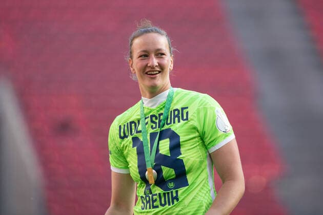 Almuth Schult (VfL Wolfsburg) jubelt ueber den Pokalsieg, GER, Eintracht Frankfurt vs. VfL Wolfsburg, 30.05.2021, Frauen DFB Pokal Finale, Spielzeit 2020 2021 DFB REGULATIONS PROHIBIT ANY USE OF PHOTOGRAPHS AS IMAGE SEQUENCES AND OR QUASI-VIDEO GER, Eintracht Frankfurt vs. VfL Wolfsburg, 30.05.2021, Frauen DFB Pokal Finale, Spielzeit 2020 2021 Koeln Copyright: xEibnerxPressefoto MichaelxMemmlerx EP_MMR