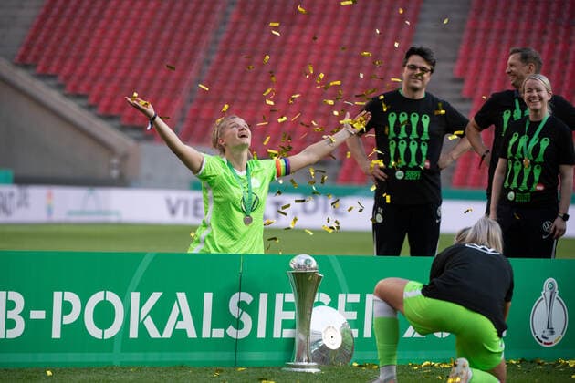 Alexandra Popp (VfL Wolfsburg) jubelt ueber den Pokalsieg, GER, Eintracht Frankfurt vs. VfL Wolfsburg, 30.05.2021, Frauen DFB Pokal Finale, Spielzeit 2020 2021 DFB REGULATIONS PROHIBIT ANY USE OF PHOTOGRAPHS AS IMAGE SEQUENCES AND OR QUASI-VIDEO GER, Eintracht Frankfurt vs. VfL Wolfsburg, 30.05.2021, Frauen DFB Pokal Finale, Spielzeit 2020 2021 Koeln Copyright: xEibnerxPressefoto MichaelxMemmlerx EP_MMR