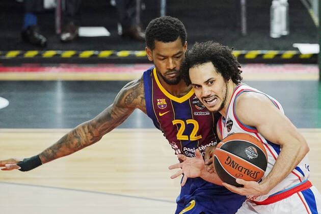 COLOGNE, GERMANY - MAY 30, 2021: Barcelona s Cory Higgins (L) and Anadolu s Shane Larkin in action in the 2020 21 Euroleague Final Four championship game between FC Barcelona, Barca and Anadolu Efes Istanbul at Lanxess Arena. Tatyana Makeyeva TASS  TS102299