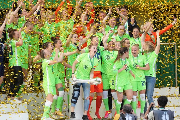 Bilder des Jahres 2021, Sport 05 Mai Sport Themen der Woche KW21 GER, DFB Pokal, 1.FFBL. Eintracht Frankfurt vs VfL Wolfsburg 30.05.2021, Rheinenergie Stadion, Koeln, GER, DFB Pokal, 1.FFBL. Eintracht Frankfurt vs VfL Wolfsburg, im Bild: die Wolfsburgerinnen freuen sich mit ihrem Pokal *** GER, DFB Pokal, 1 FFBL Eintracht Frankfurt vs VfL Wolfsburg 30 05 2021, Rheinenergie Stadion, Koeln, GER, DFB Pokal, 1 FFBL Eintracht Frankfurt vs VfL Wolfsburg, in the picture the Wolfsburg women are happy with their cup nordphotoxGmBHx xMeuter nph00351