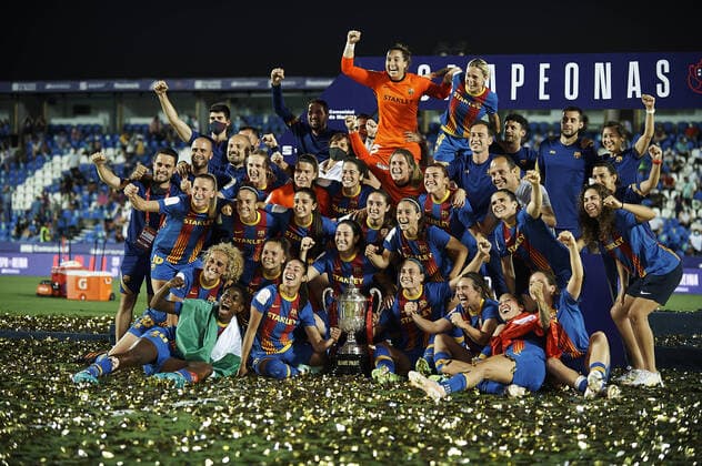 Bilder des Jahres 2021, Sport 05 Mai Sport Themen der Woche KW21 FC Barcelona, Barca v Levante UD: Copa de la Reina Final Barcelona playera lifts the trophy after winning with her team the during to the Copa de la Reina Final match between FC Barcelona and Levante at Estadio Municipal de Butarque on May 30, 2021 in Leganes, Spain. Leganes Madrid Spain breton-fcbarcel210530_npnk6  Copyright: xJosexBretonx