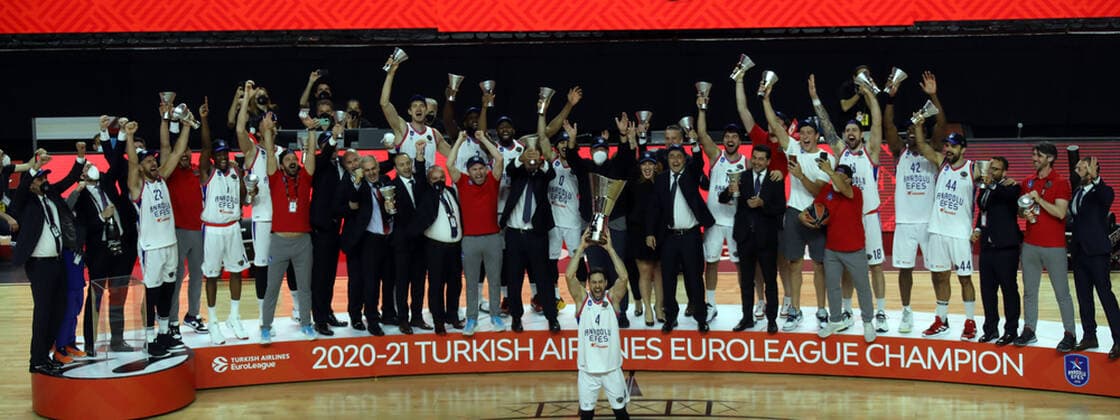 Basketball Turkish Airlines EuroLeague Final FC Barcelona, Barca - Anadolu Efes Istanbul Lanxess Arena Köln Deutschland 30.05.2021 Siegerehrung Vorne: Dogus Balbay (Anadolu Efes Istanbul)