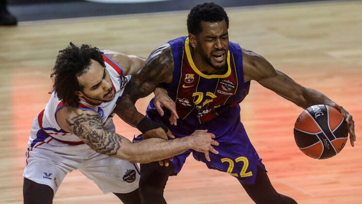 Basketball Turkish Airlines EuroLeague Final FC Barcelona, Barca - Anadolu Efes Istanbul Lanxess Arena Köln Deutschland 30.05.2021 Links: Shane Larkin (Anadolu Efes Istanbul) Rechts: Cory Higgins (FC Barcelona)