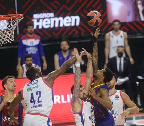 Basketball Turkish Airlines EuroLeague Final FC Barcelona, Barca - Anadolu Efes Istanbul Lanxess Arena Köln Deutschland 30.05.2021 Links: Bryant Dunston (Anadolu Efes Istanbul)