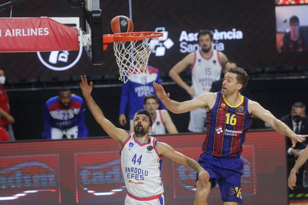 Basketball Turkish Airlines EuroLeague Final FC Barcelona, Barca - Anadolu Efes Istanbul Lanxess Arena Köln Deutschland 30.05.2021 Links: Krunoslav Simon (Anadolu Efes Istanbul) Rechts: Pau Gasol (FC Barcelona)